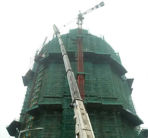 翠峦吊车在工地上作业